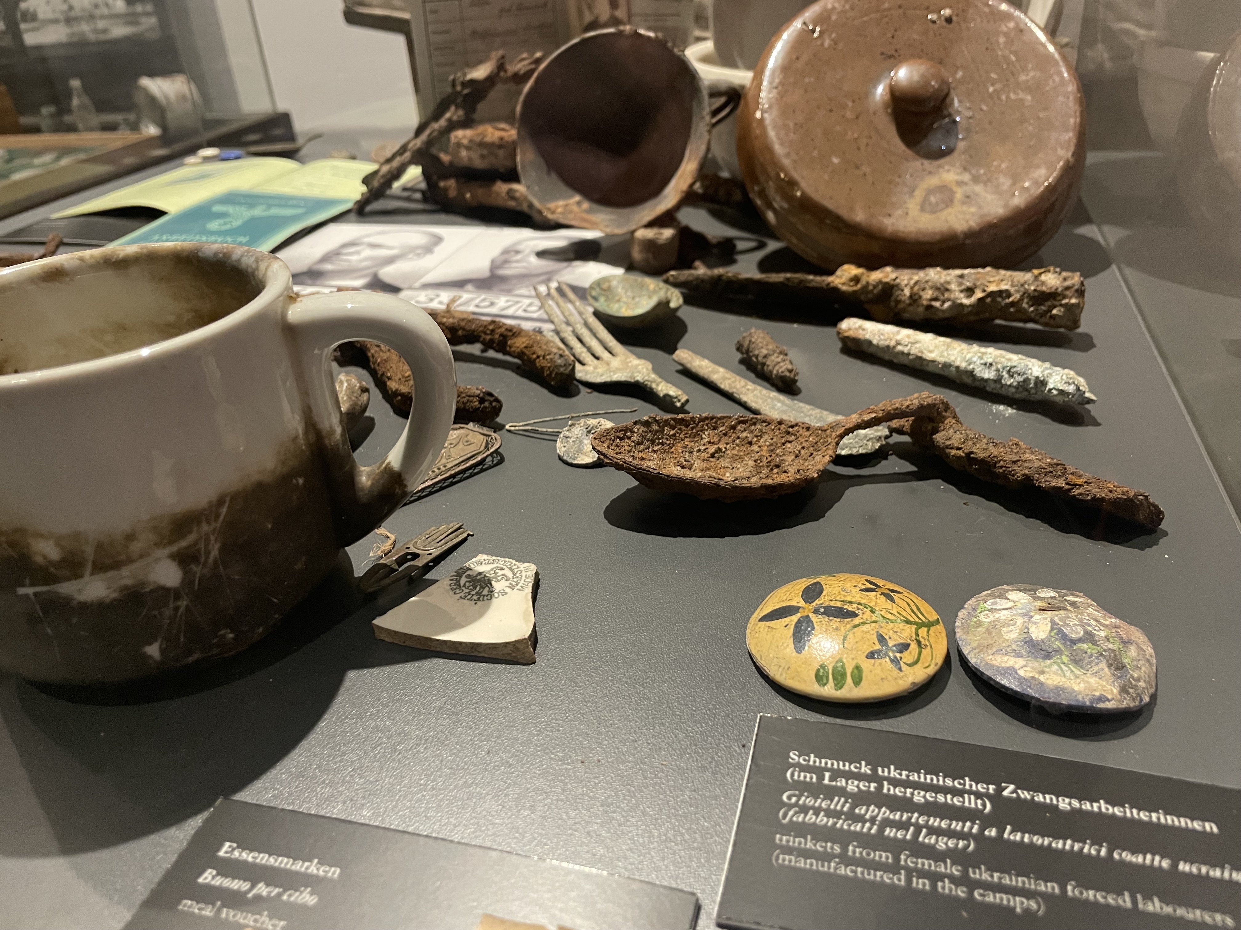 Wand met foto's en informatiepanelen in het documentatiecentrum